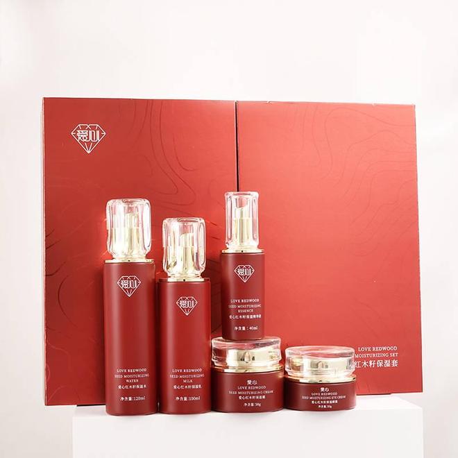 湿乳：如暮春风拂予肌肤细腻滋养九游会J9爱心301红木籽保(图3)